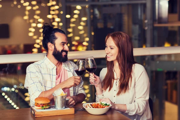 Jantar casal e beber vinho no restaurante — Fotografia de Stock