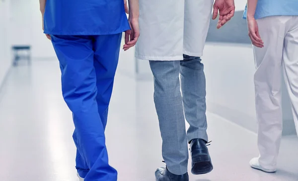 Gruppo di medici o medici che camminano lungo l'ospedale — Foto Stock