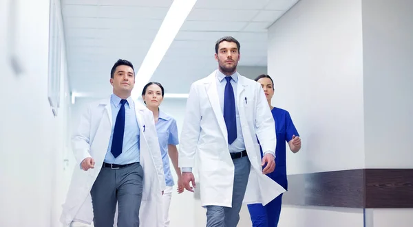 Groep van Medici wandelen langs ziekenhuis — Stockfoto