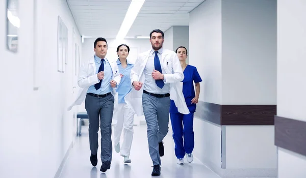 Groep van Medici wandelen langs ziekenhuis — Stockfoto