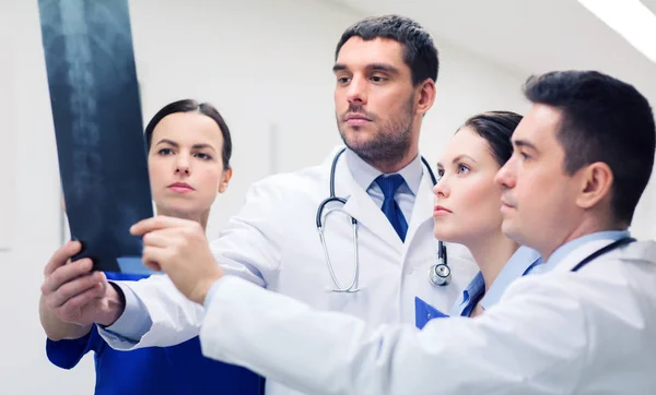 Grupp av sjukvårdare med ryggraden röntgen scan på sjukhus — Stockfoto