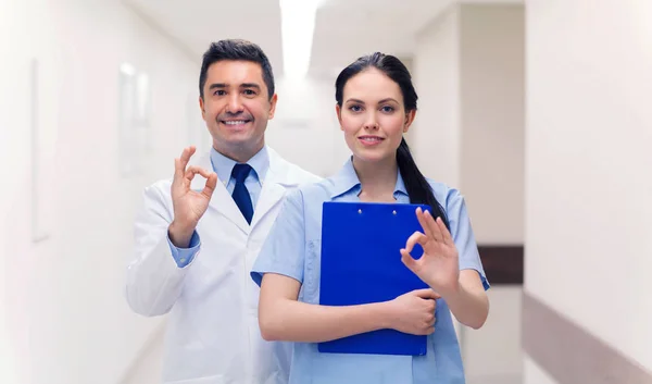 Lekarz i pielęgniarka pokazuje ok znak w szpitalu — Zdjęcie stockowe