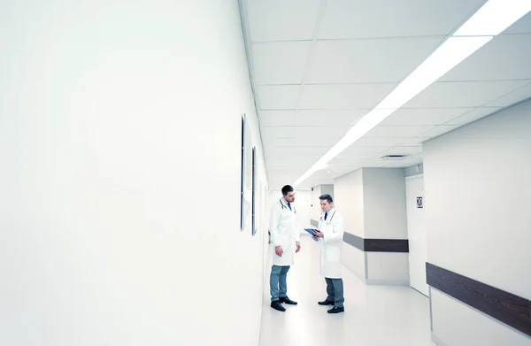 Médicos do sexo masculino com área de transferência no corredor do hospital — Fotografia de Stock