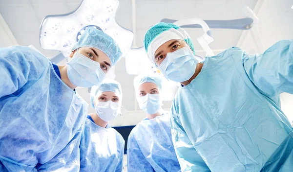 Groupe de chirurgiens en salle d'opération à l'hôpital — Photo