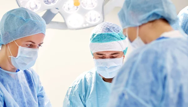 Grupo de cirurgiões em centro cirúrgico no hospital — Fotografia de Stock