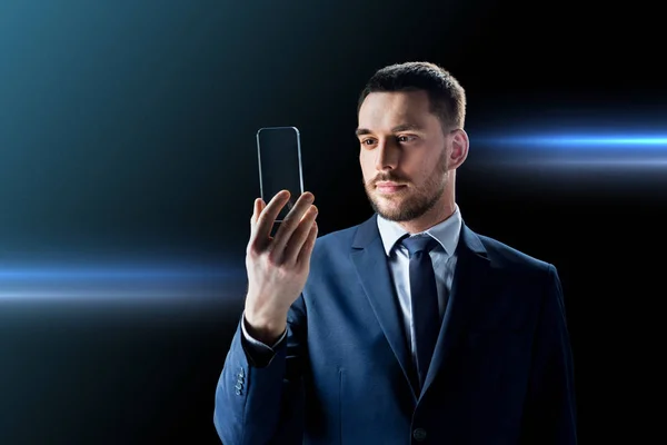 Geschäftsmann mit transparentem Smartphone — Stockfoto