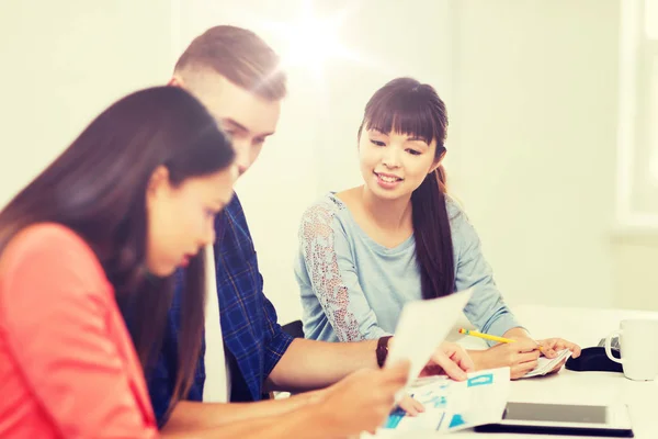 Gelukkig creatieve team of studenten die werken op kantoor — Stockfoto