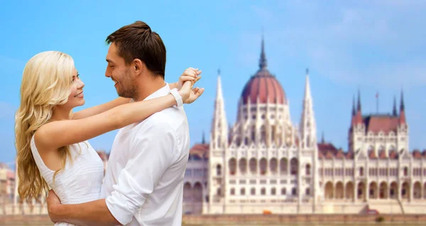 Happy couple over house of parliament in budapest — Stock Photo, Image