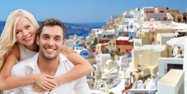 Lyckligt par kramar över Santoriniön — Stockfoto