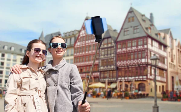 Дівчата зі смартфоном selfie stick у Франкфурті — стокове фото