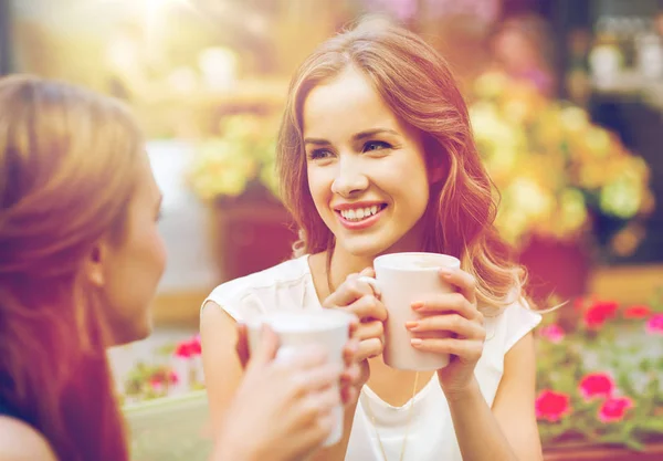 カフェでコーヒー カップを持つ若い女性を笑顔 — ストック写真
