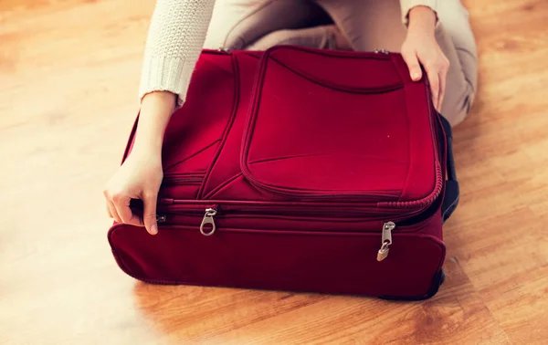 Vicino della donna che prepara la borsa da viaggio per le vacanze — Foto Stock