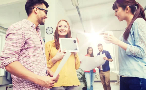 Kreativ-Team mit Tablet-PC im Büro — Stockfoto