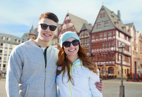 Happy teenage couple over frankfurt am main city — Stock Photo, Image