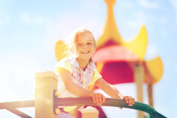 Fröhliches kleines Mädchen klettert auf Kinderspielplatz — Stockfoto