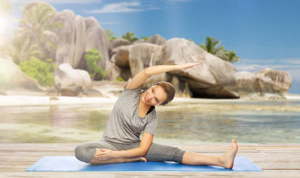 Mujer feliz haciendo yoga y estirándose en la playa —  Fotos de Stock