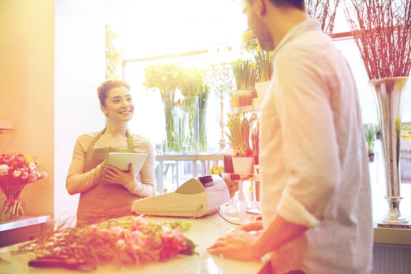 Floristería mujer y hombre haciendo orden en floristería —  Fotos de Stock