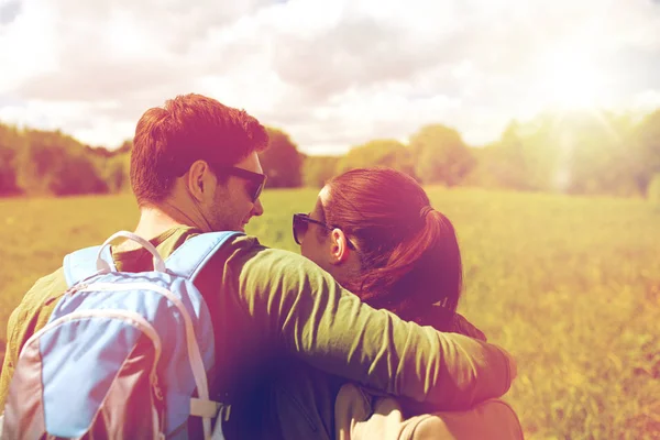 Feliz pareja con mochilas senderismo al aire libre — Foto de Stock