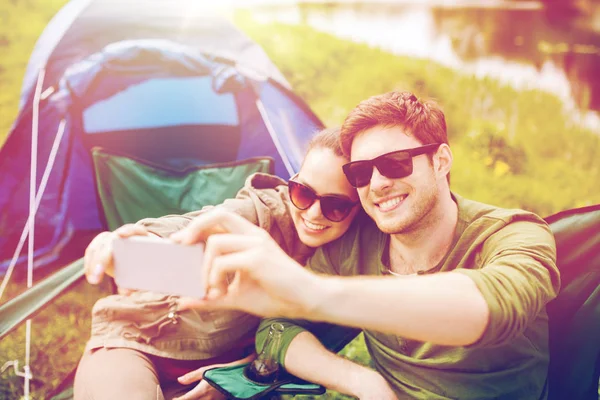 Para turystów biorąc selfie przez smartfona — Zdjęcie stockowe