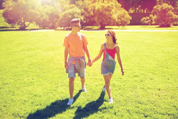 Glückliches Teenie-Paar spaziert durch Sommerpark — Stockfoto