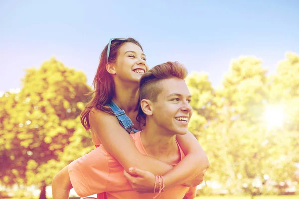 Feliz casal adolescente se divertindo no parque de verão — Fotografia de Stock