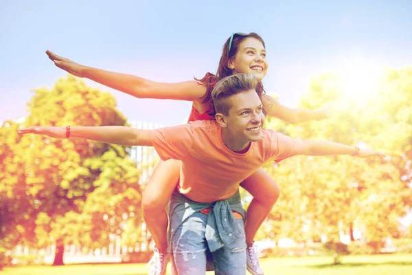 Boldog tinédzser pár érzik magukat a park nyári — Stock Fotó