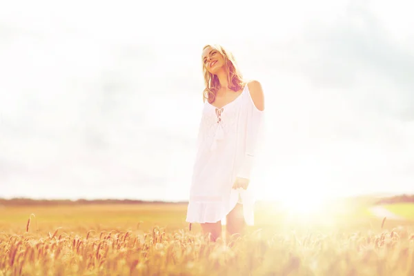 Sorrindo jovem mulher em vestido branco no campo de cereais — Fotografia de Stock