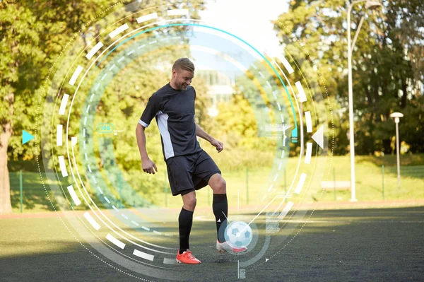 Fotbalový hráč hraje s míčem na hřišti — Stock fotografie