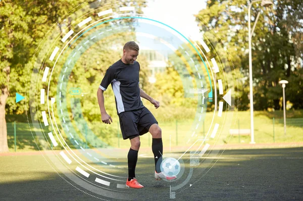 Jugador de fútbol jugando con pelota en el campo — Foto de Stock