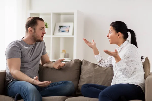 Unglückliches Paar hat Streit zu Hause — Stockfoto