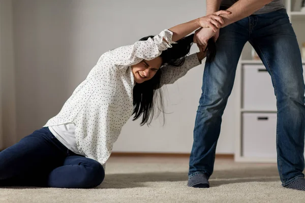 Mujer infeliz que sufre de violencia doméstica —  Fotos de Stock