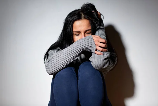 Mujer infeliz llorando en el suelo — Foto de Stock