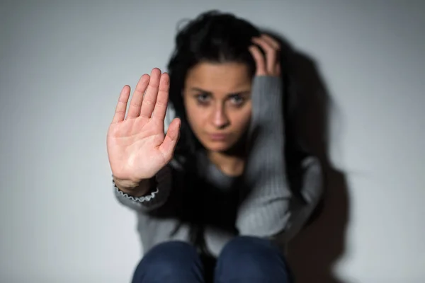 Infeliz llorando mujer mostrando gesto defensivo —  Fotos de Stock