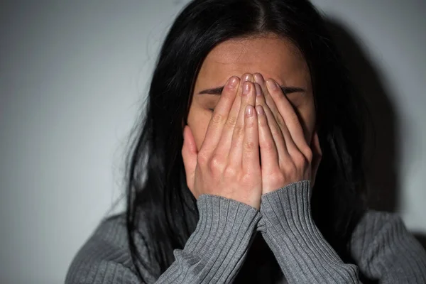 Nahaufnahme einer unglücklich weinenden Frau — Stockfoto