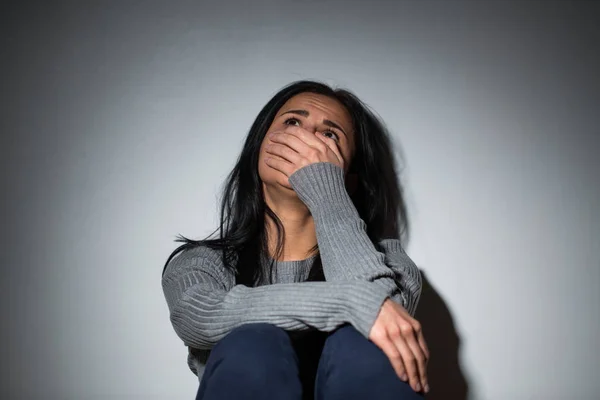 Triest huilende vrouw lijdt aan huiselijk geweld — Stockfoto