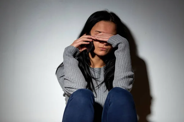 Mujer infeliz llorando y llamando en el teléfono inteligente — Foto de Stock