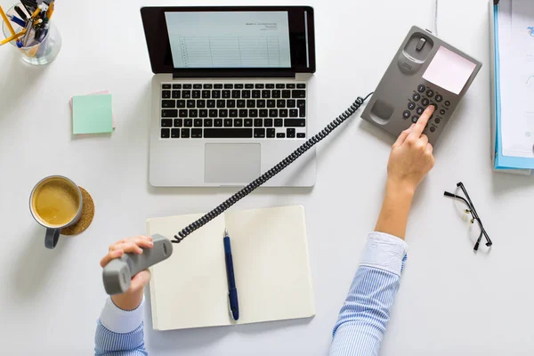 Empresária chamando pelo telefone na mesa do escritório — Fotografia de Stock