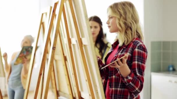 Grupo de estudiantes de pintura en el estudio de la escuela de arte — Vídeo de stock