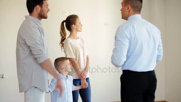 Glückliche Familie und Makler in neuem Haus oder Wohnung — Stockvideo
