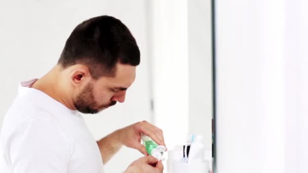 Άνθρωπος με λοσιόν ή γραφίτη καθαρισμού προσώπου στο μπάνιο — Αρχείο Βίντεο