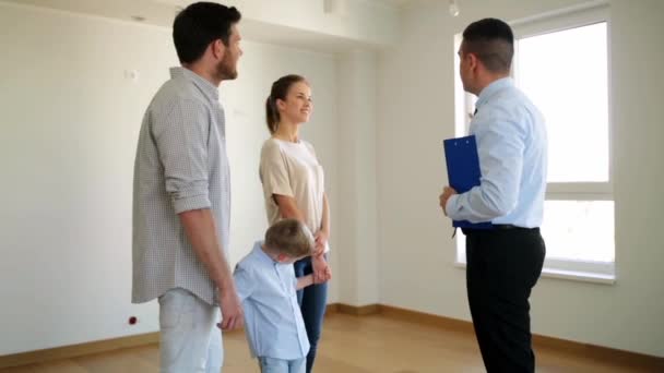 Happy family and realtor at new house or apartment — Stock Video