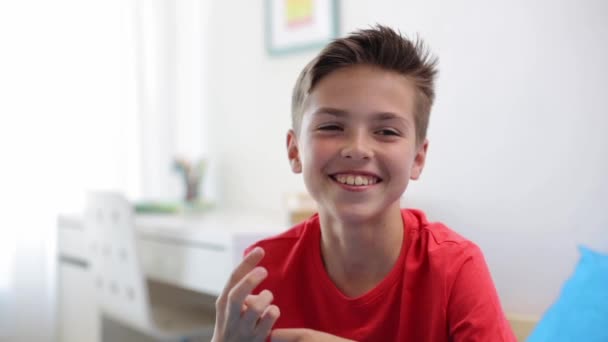 Feliz sonriente preadolescente chico hablando en casa — Vídeo de stock