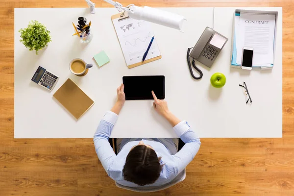 Femme d'affaires avec tablette PC au bureau — Photo