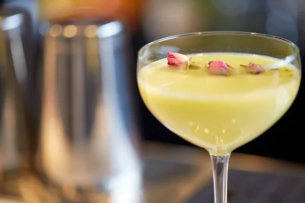 Close up of glass with cocktail at bar — Stock Photo, Image