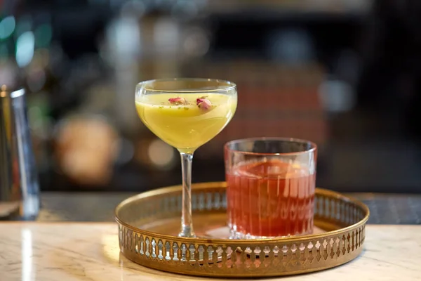 Bricka med glas cocktails i baren — Stockfoto