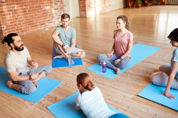 Groep mensen rustend op yogamatten in de studio — Stockfoto