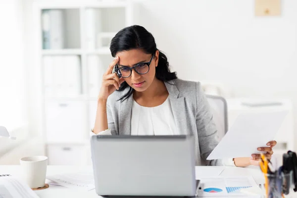 Femme d'affaires stressée avec ordinateur portable au bureau — Photo