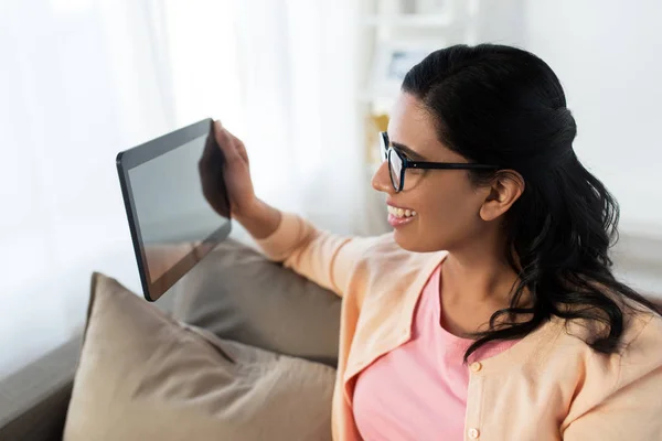 Lycklig indisk kvinna med TabletPC hemma — Stockfoto