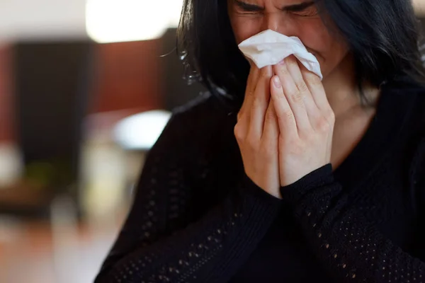 Close up van huilende vrouw bij begrafenis in kerk — Stockfoto