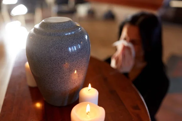 Vrouw met crematie urn bij begrafenis in kerk — Stockfoto